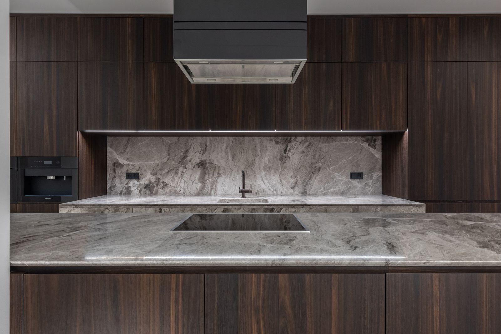 Kitchen set modern dengan layout L di Perumahan Citra Grand, Palembang oleh Gancang Kelar Interior Palembang