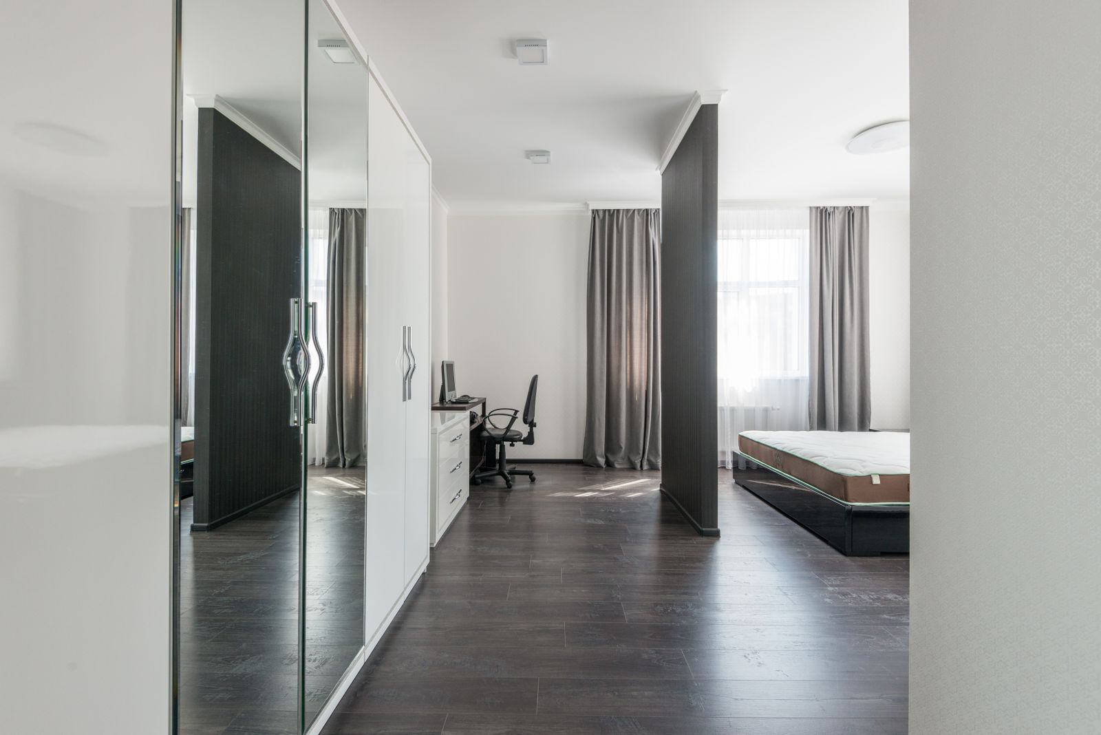 Lemari sliding empat pintu dengan cermin di Apartemen The Rivera oleh Gancang Kelar Interior Palembang